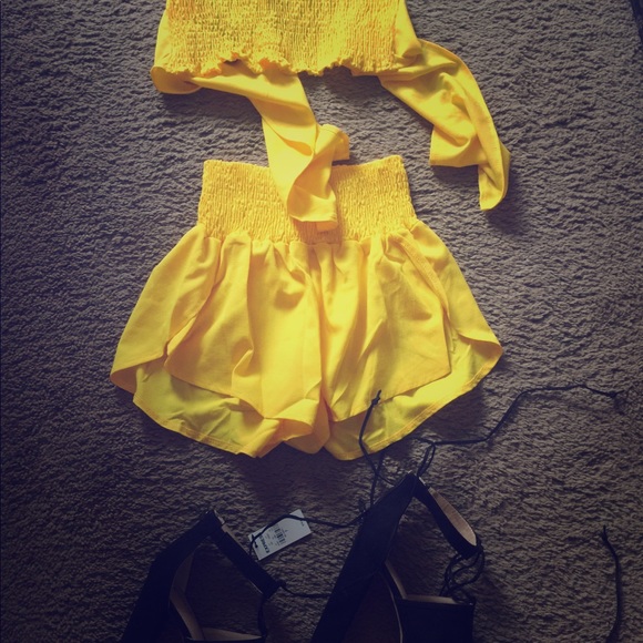 Yellow outfit and heels - Picture 1 of 1